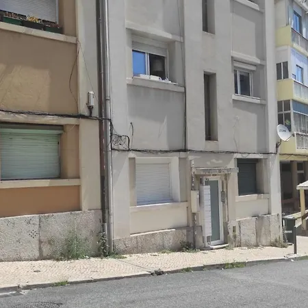 아파트 Cosy Near Feira Da Ladra 리스본