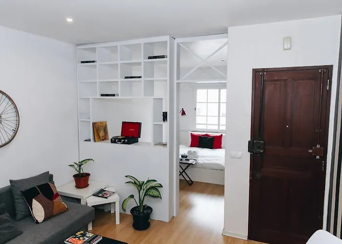 Cosy Near Feira Da Ladra Apartment *